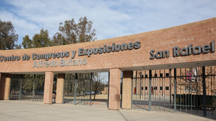 Fue a testificar a un juicio y le terminó robando a un policía